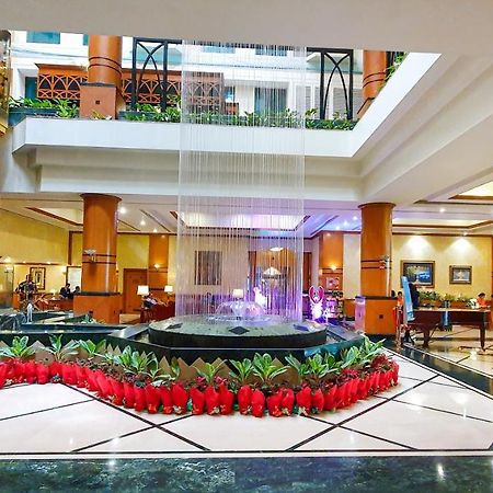 The Orchid Hotel Mumbai Vile Parle Exterior foto The lobby of the hotel