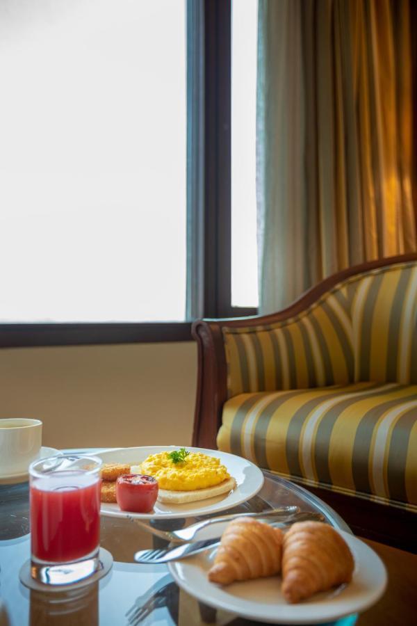 The Orchid Hotel Mumbai Vile Parle Exterior foto A settee