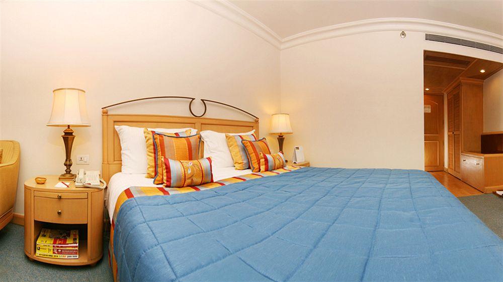 The Orchid Hotel Mumbai Vile Parle Exterior foto A bedroom at the hotel