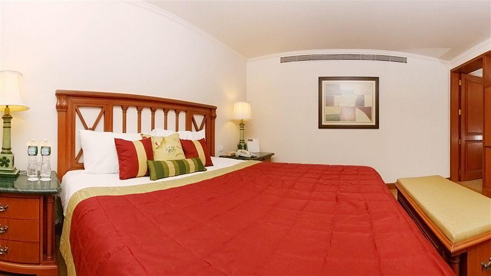 The Orchid Hotel Mumbai Vile Parle Exterior foto A room at the hotel