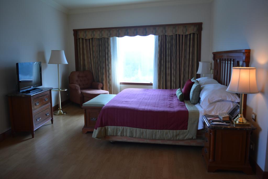 The Orchid Hotel Mumbai Vile Parle Exterior foto A bedroom at the Inn at the Opera