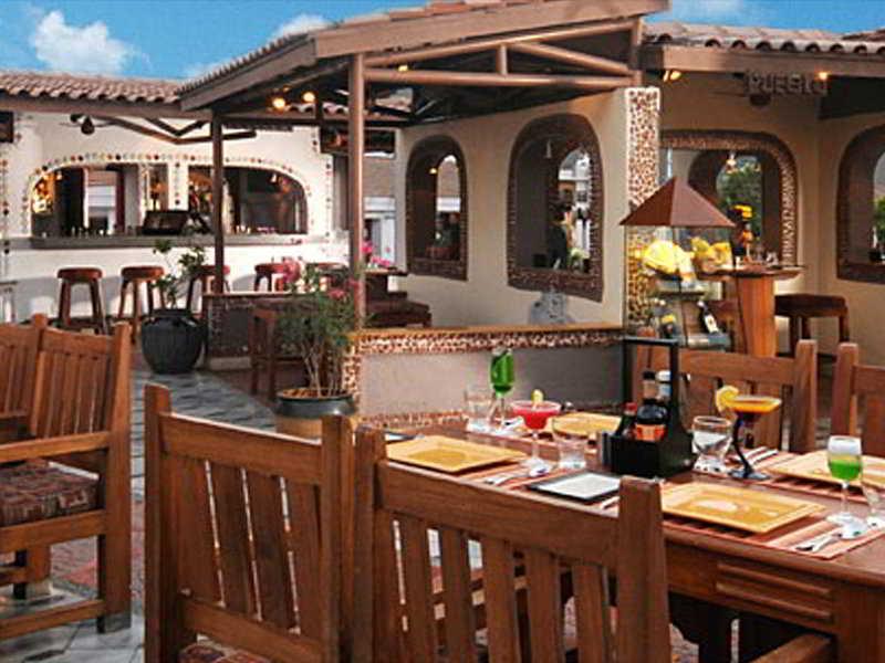 The Orchid Hotel Mumbai Vile Parle Restaurant foto A restaurant in the resort