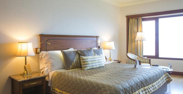 The Orchid Hotel Mumbai Vile Parle Exterior foto A bedroom at the hotel