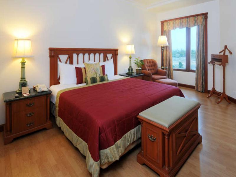The Orchid Hotel Mumbai Vile Parle Exterior foto A bedroom at the hotel