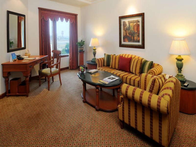 The Orchid Hotel Mumbai Vile Parle Exterior foto A living room in a suite at the Taj Bengal