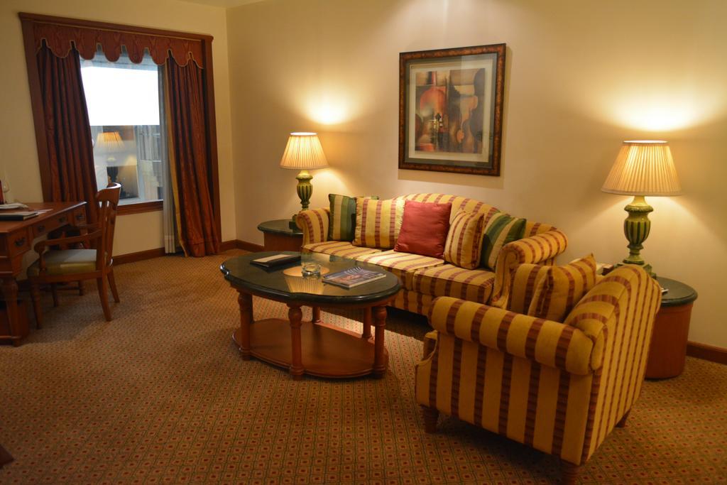 The Orchid Hotel Mumbai Vile Parle Exterior foto A living room at the Ritz-Carlton, Boston