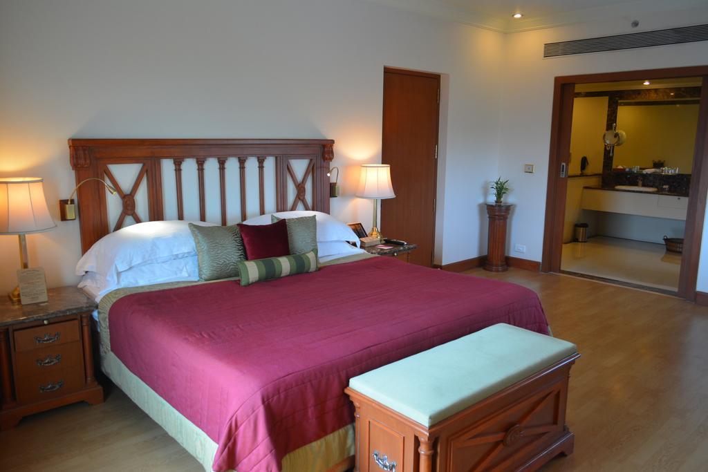 The Orchid Hotel Mumbai Vile Parle Exterior foto A bedroom at the Taj Bengal