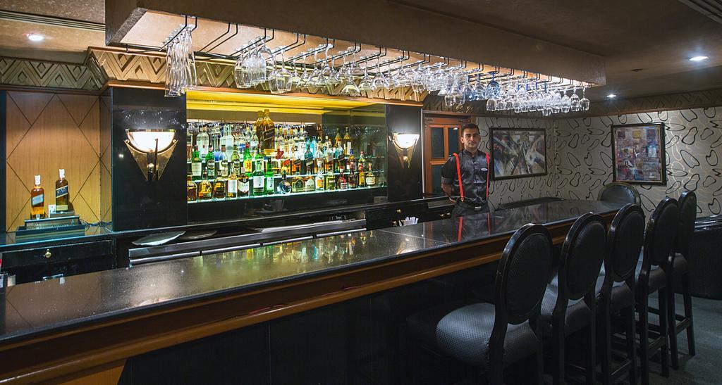 The Orchid Hotel Mumbai Vile Parle Exterior foto The bar at the 21 Club