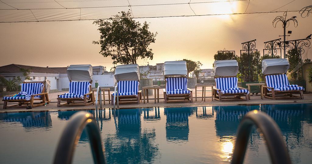 The Orchid Hotel Mumbai Vile Parle Exterior foto The swimming pool at the hotel