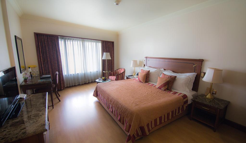 The Orchid Hotel Mumbai Vile Parle Exterior foto A room at the Taj Bengal