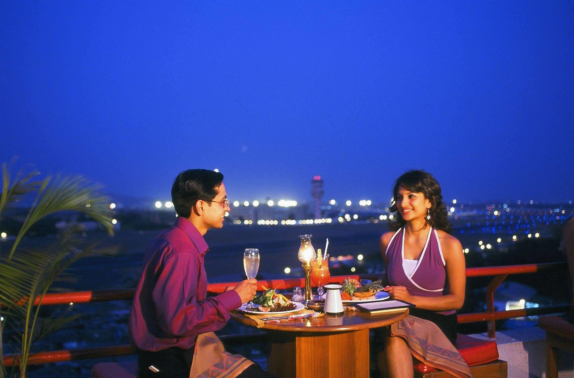 The Orchid Hotel Mumbai Vile Parle Restaurant foto A couple dining at a restaurant in India