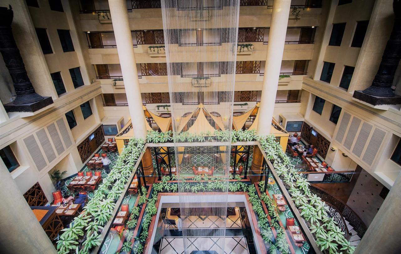 The Orchid Hotel Mumbai Vile Parle Exterior foto The interior of the hotel