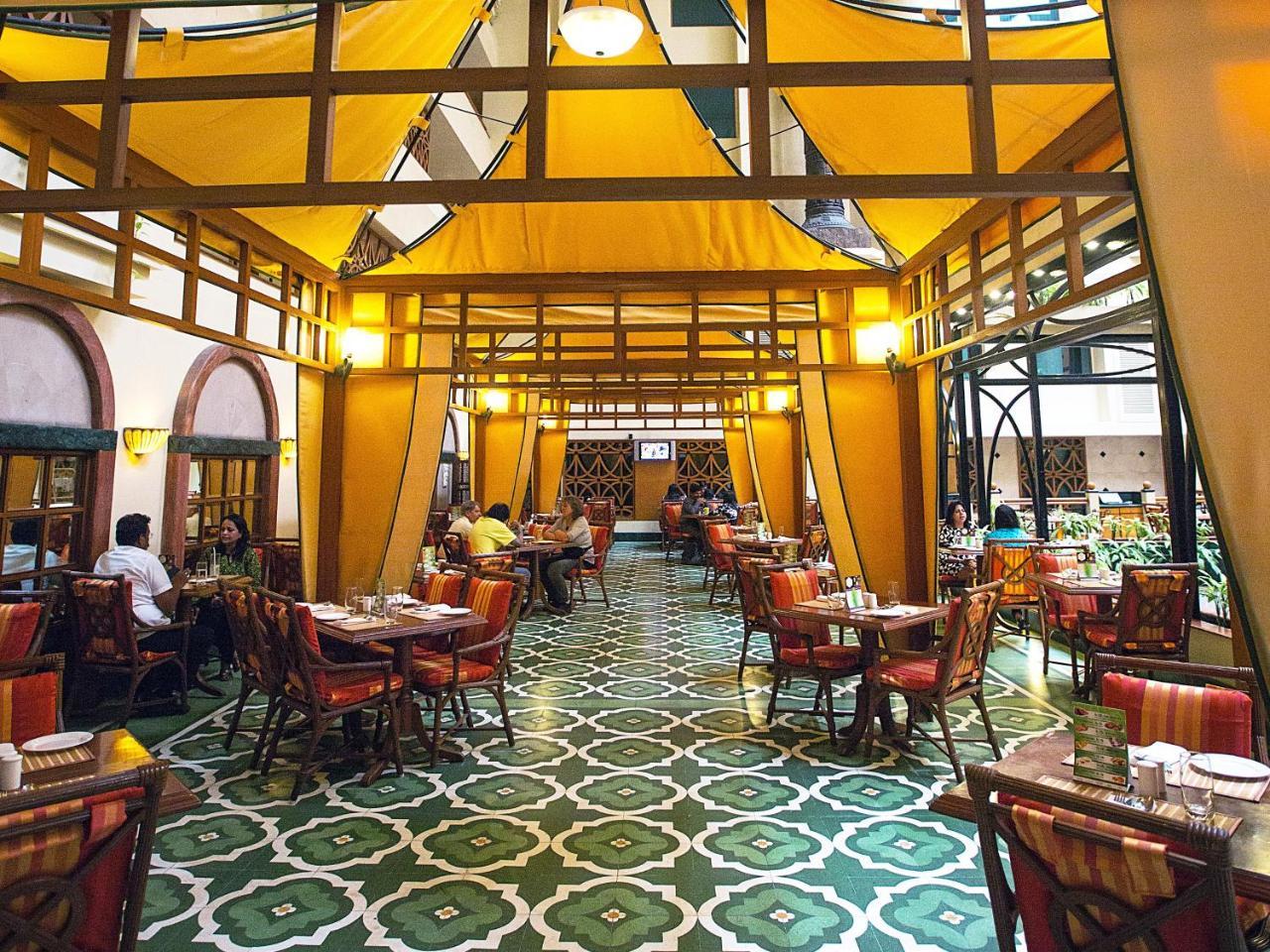 The Orchid Hotel Mumbai Vile Parle Exterior foto Interior of the restaurant