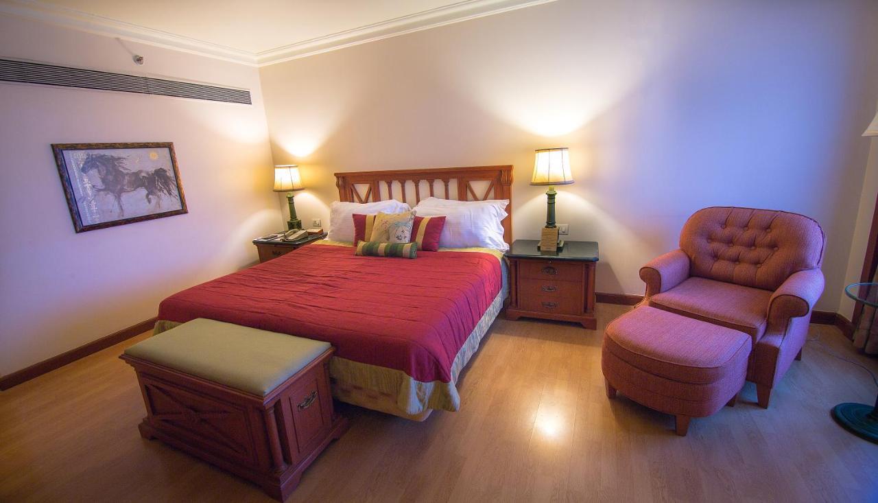 The Orchid Hotel Mumbai Vile Parle Exterior foto A bedroom at the Taj Bengal