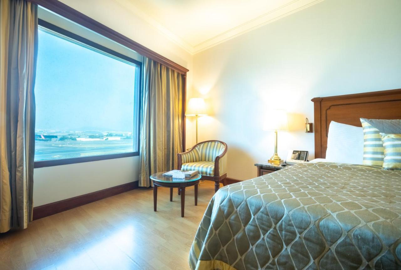 The Orchid Hotel Mumbai Vile Parle Exterior foto A room at the hotel