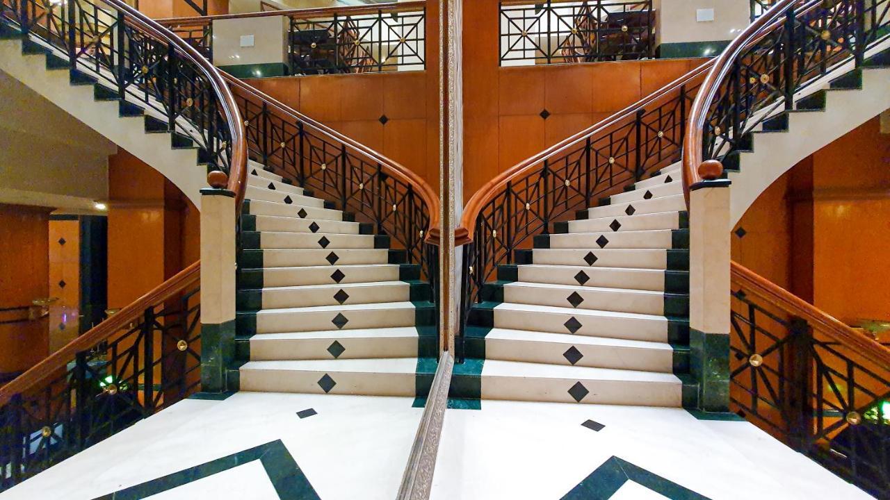 The Orchid Hotel Mumbai Vile Parle Exterior foto Stairs in the lobby