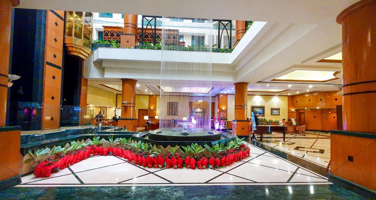 The Orchid Hotel Mumbai Vile Parle Exterior foto The lobby of the hotel