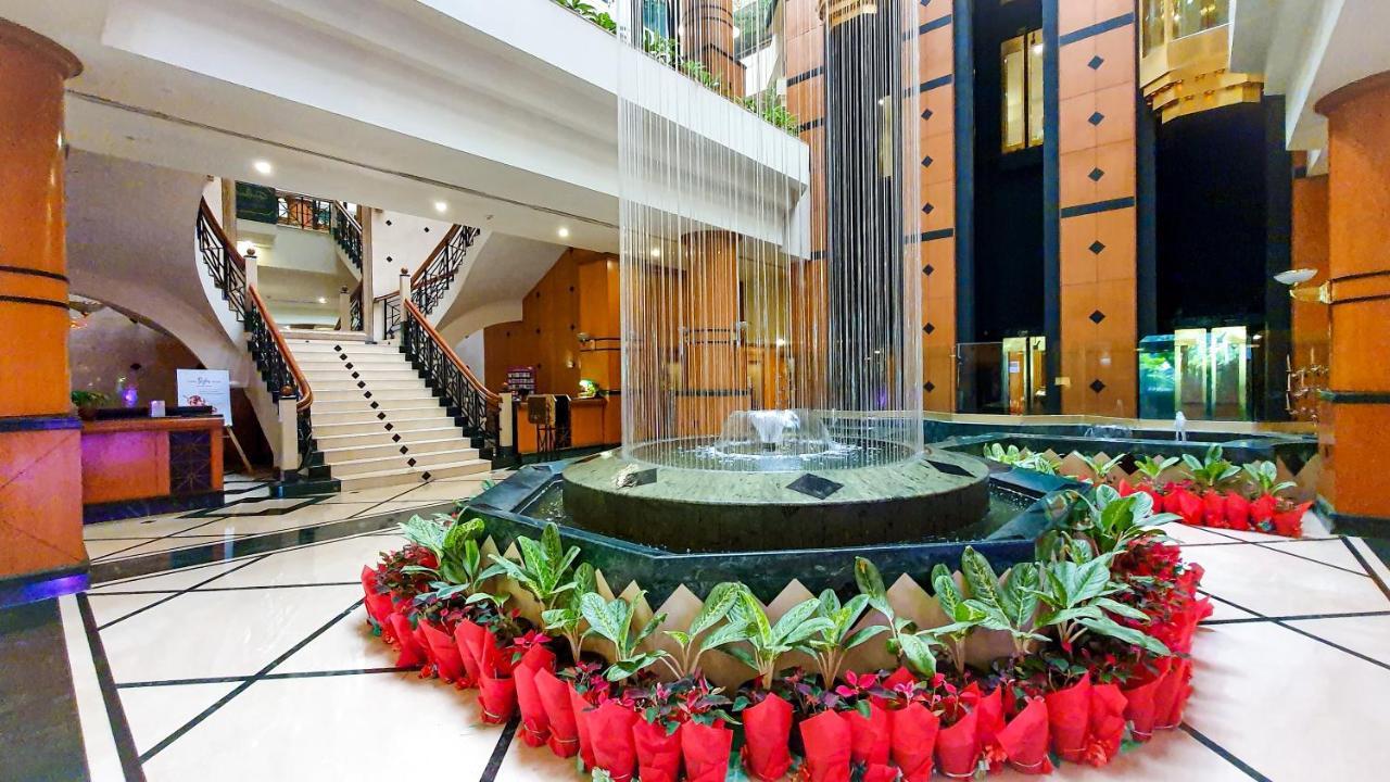 The Orchid Hotel Mumbai Vile Parle Exterior foto Fountain at the lobby