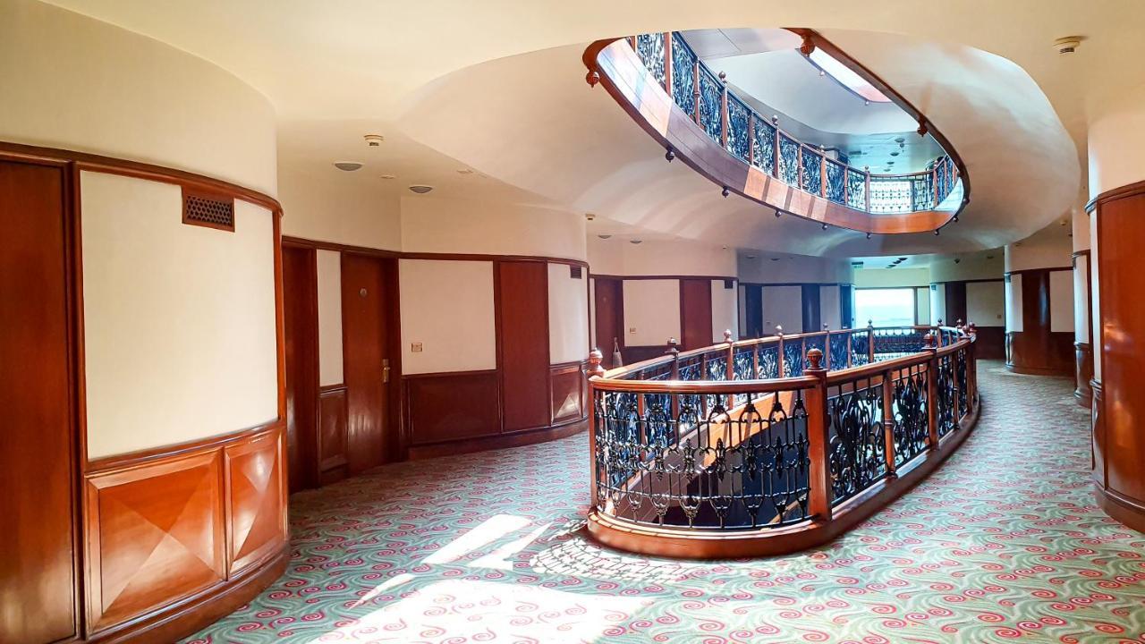 The Orchid Hotel Mumbai Vile Parle Exterior foto Interior of the hotel