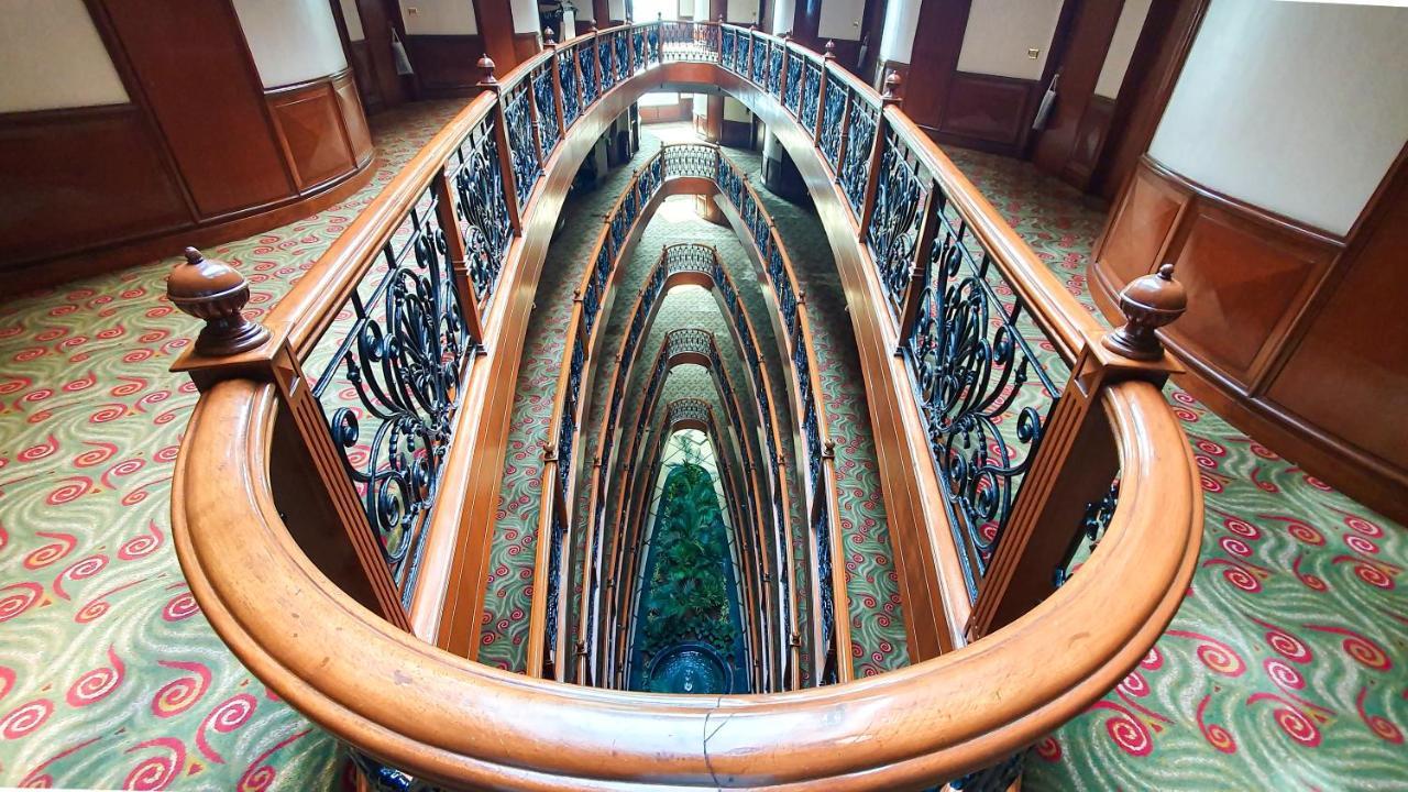 The Orchid Hotel Mumbai Vile Parle Exterior foto The staircase