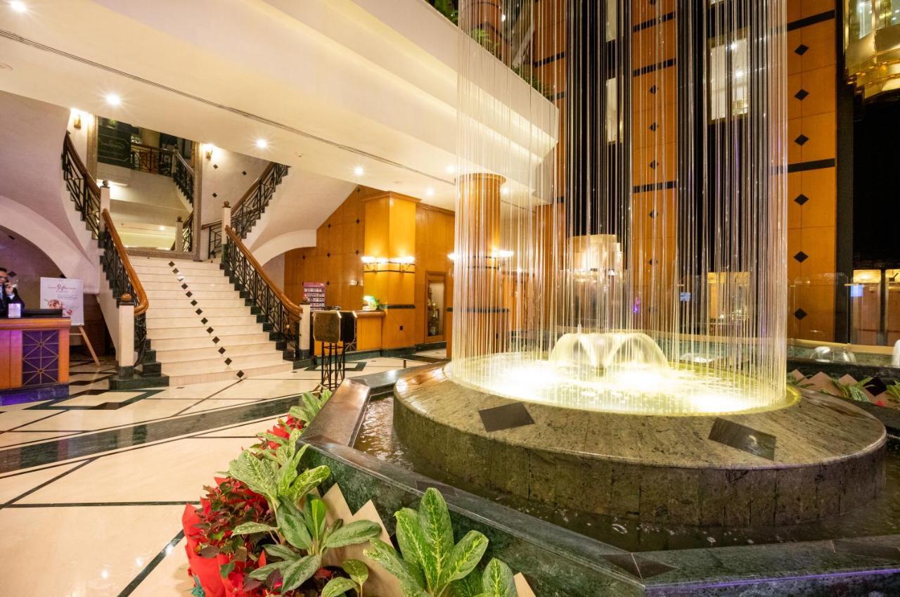 The Orchid Hotel Mumbai Vile Parle Exterior foto Fountain at the lobby